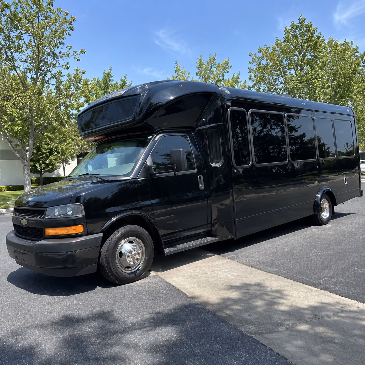 farmington hills 15 passenger party bus